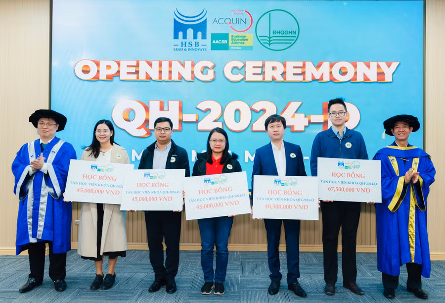 Trao tặng học bổng cho các tân học viên, tân tiến sĩ, tân thạc sĩ xuất sắc.