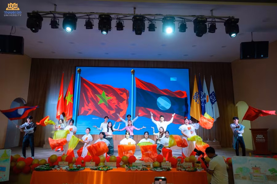 be-mac-chuong-trinh-giao-luu-sv-qt20.jpg