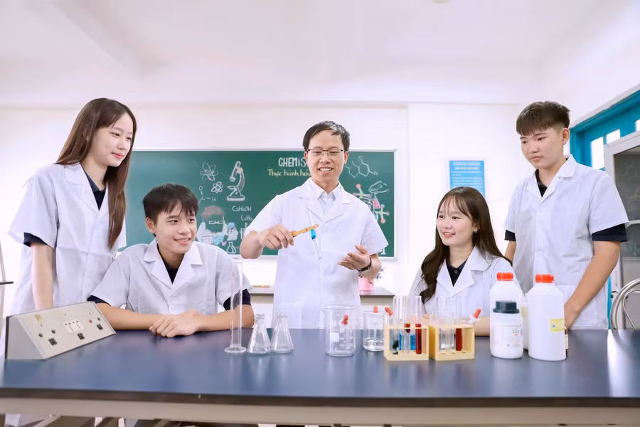 Thầy Trần Trọng Tuyền và học sinh Trường Tiểu học, THCS và THPT Hồng Đức trong giờ thí nghiệm.