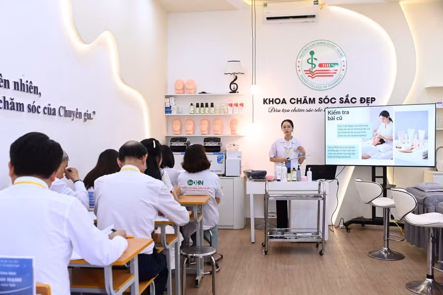 Một tiết hội giảng tại Trường Cao đẳng Dược Hà Nội.