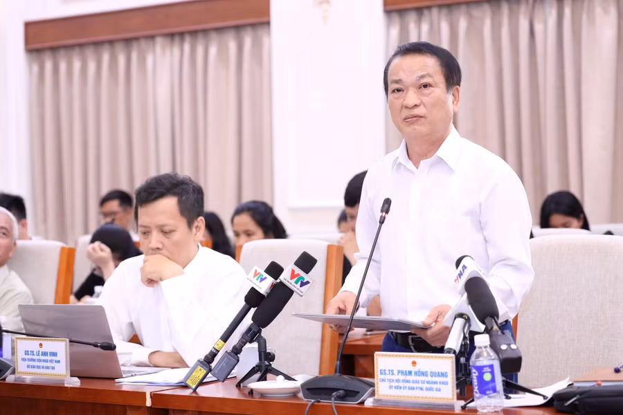 GS.TS Phạm Hồng Quang chia sẻ về phổ điểm tại hội nghị thông tin về phổ điểm Kỳ thi tốt nghiệp THPT năm 2025. Ảnh: Trần Hiệp.