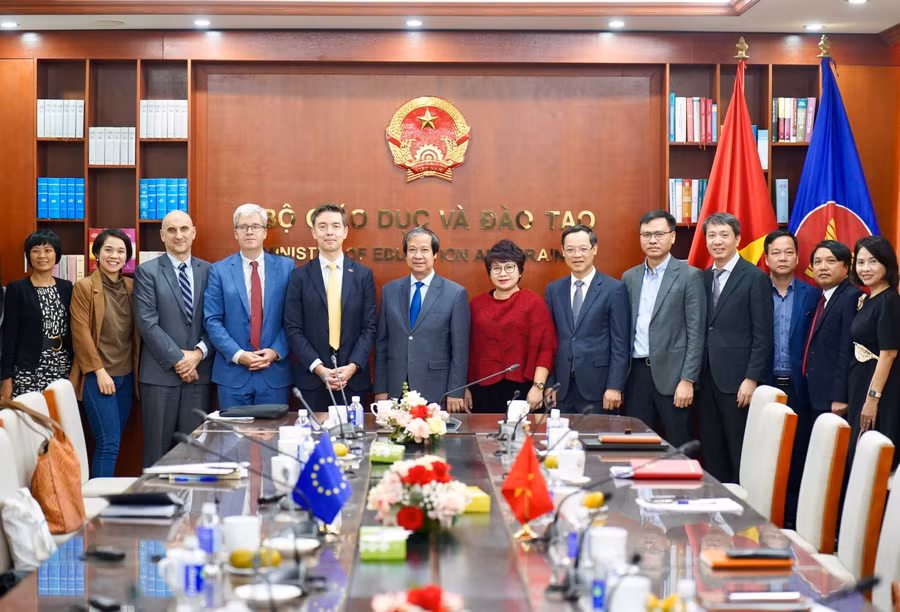 Bộ trưởng Nguyễn Kim Sơn, Đại sứ Julien Guerier và đại diện Bộ GD&ĐT, Phái đoàn EU tại Việt Nam. 