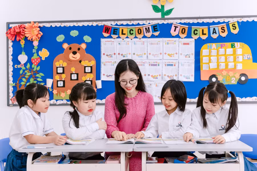 Ngoài kinh nghiệm giảng dạy, giáo viên Phenikaa School là những người bạn đồng hành truyền cảm hứng. luôn thấu hiểu tâm lý học sinh, giàu tình yêu thương.