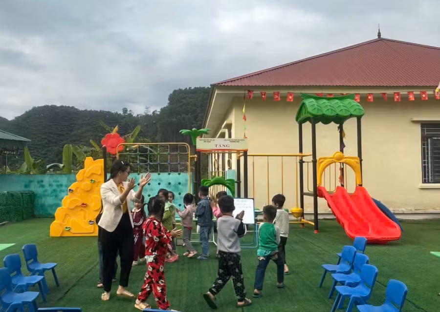 Cô trò Trường mầm non Vĩnh Tiền, xã Long Cốc, Phú Thọ.