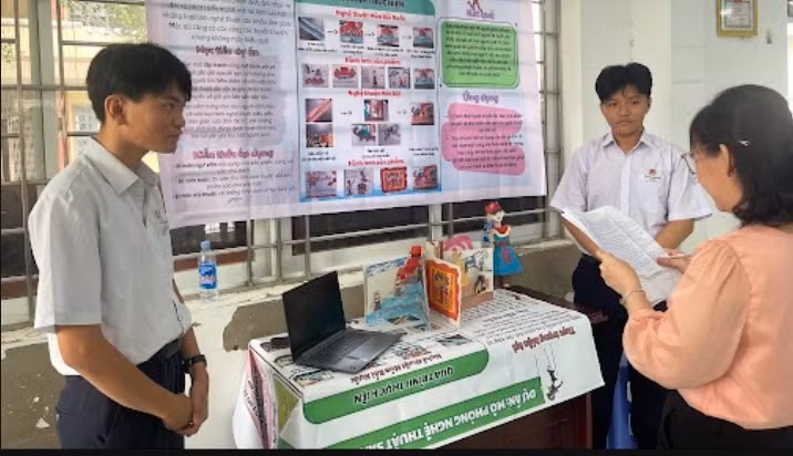 Học sinh Trường THPT Huỳnh Tấn Phát trong một hoạt động về giáo dục STEM. screenhunter-622-oct-25-1519.jpg