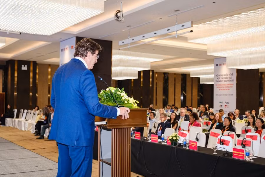 GS. Rick Bennett đề xuất: giữ bằng đại học nhưng bổ sung giá trị cho tấm bằng. file-21.jpg