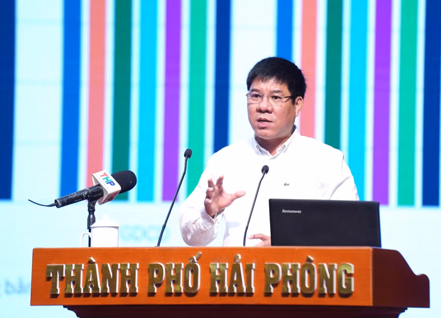 Ông Huỳnh Văn Chương, Cục trưởng Cục Quản lý chất lượng (Bộ GD&ĐT) báo cáo chuyên đề về quản lý chất lượng tại Hội nghị Giám đốc Sở GD&ĐT năm 2024.