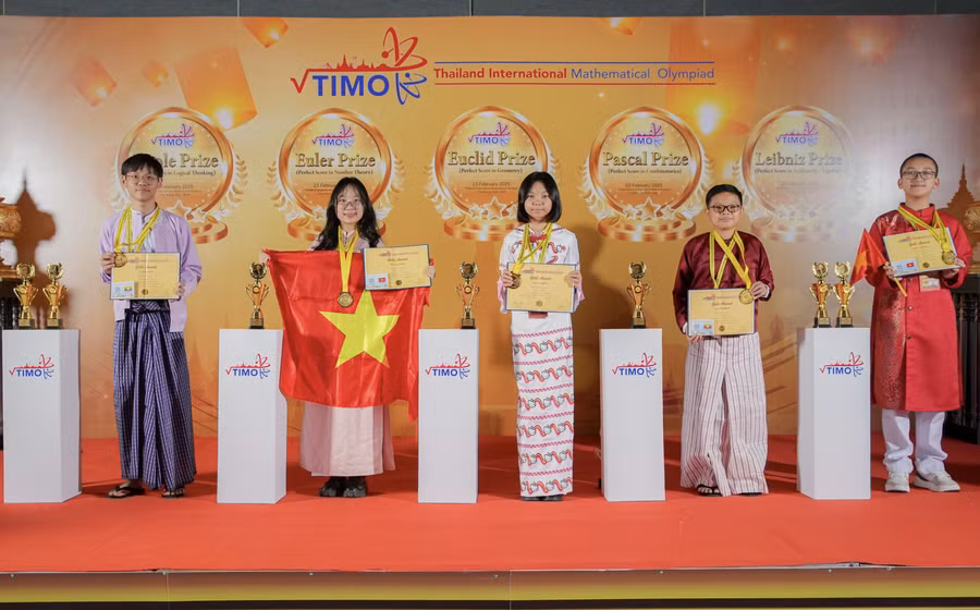 Em Nguyễn Thảo Nhi (cầm cờ), nhận cup Euler Prize (Perfect Score in Number Theory - Điểm tuyệt đối chủ đề lý thuyết số) cùng học sinh khối 7 các nước.