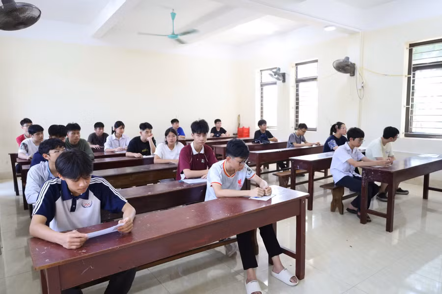 Sáng 26/5, thí sinh thi môn đầu tiên vào Trường Nguyễn Tất Thành (Phân hiệu Trường ĐHSPHN tại Ninh Bình).