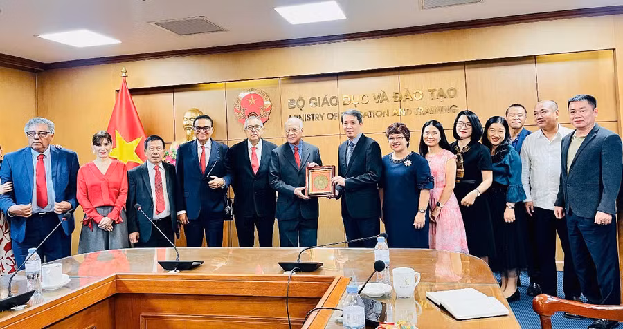 Các đại biểu chụp hình lưu niệm tại buổi tiếp.