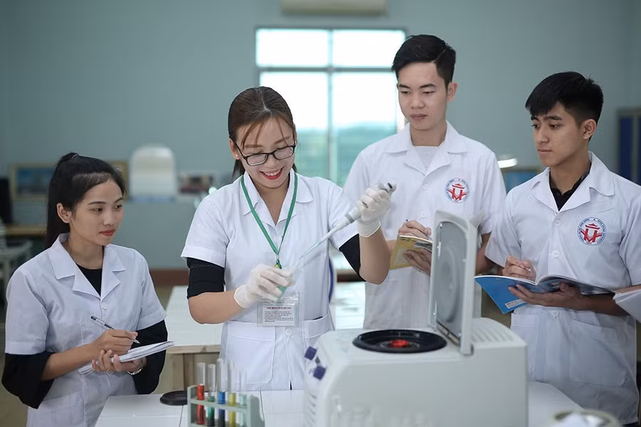 Sinh viên nghiên cứu khoa học tại Trường ĐH Hùng Vương (Phú Thọ).