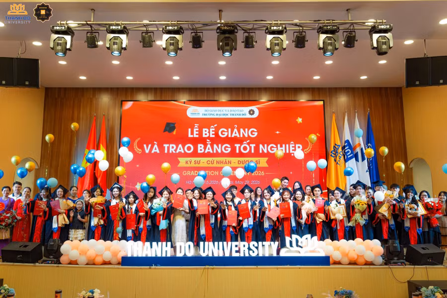 Các tân kỹ sư, cử nhân, dược sĩ Trường Đại học Thành Đô rạng rỡ trong lễ trao bằng tốt nghiệp.