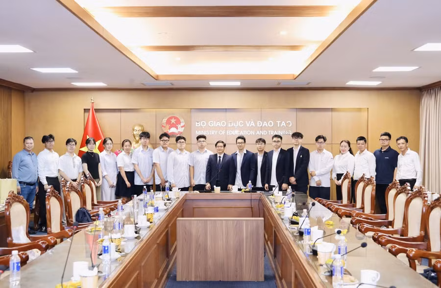 Bộ GD&ĐT gặp mặt, động viên đoàn cán bộ và học sinh tham dự ISEF 2026.