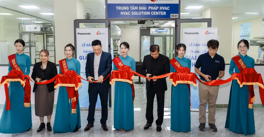 Cắt băng khánh thành Trung tâm Giải pháp HVAC tại Trường ĐH Công nghiệp TP.Hồ Chí Minh.
