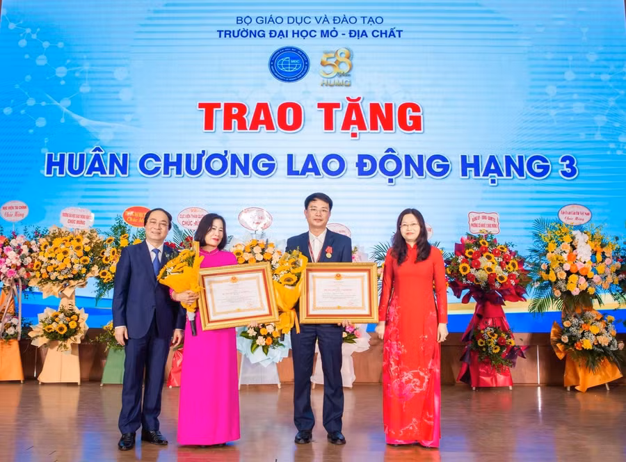 Bà Nguyễn Thị Hạnh – Phó Vụ trưởng Vụ Tổ chức cán bộ (Bộ GD&ĐT) thừa uỷ quyền trao tặng Huân chương Lao động hạng 3 cho PGS.TS Nguyễn Ngọc Khánh và TS Nguyễn Thị Kim Ngân. 