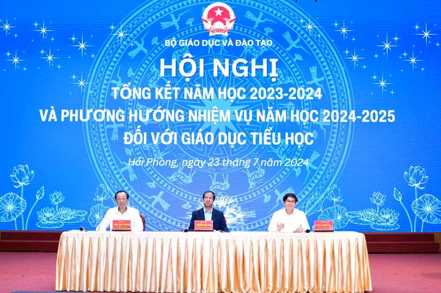 Chủ trì Hội nghị (từ trái sang phải ảnh): Thứ trưởng Phạm Ngọc Thưởng; Bộ trưởng Nguyễn Kim Sơn; Vụ trưởng Vụ Giáo dục Tiểu học Thái Văn Tài.