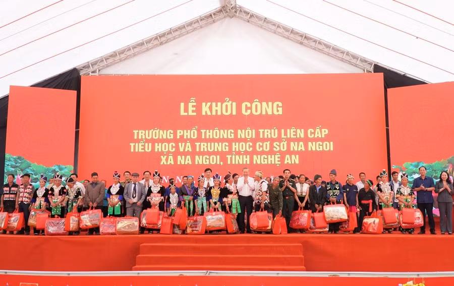 Tổng Bí thư Tô Lâm trao quà cho 50 hộ dân xã Na Ngoi tại lễ khởi công ở xã Na Ngoi, Nghệ An.