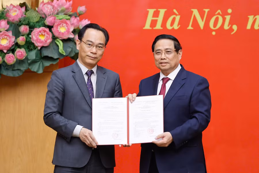 Thủ tướng Phạm Minh Chính trao Quyết định cho Quyền Bộ trưởng Bộ GD&ĐT Hoàng Minh Sơn.