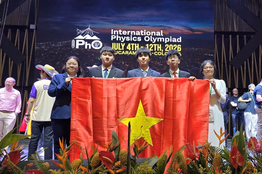 Từ trái sang: Vũ Nguyên Nguyên, Tạ Ngọc Minh, Nguyễn Nhật Minh, Lê Duy Khánh, Nguyễn Thị Bích Ngọc.