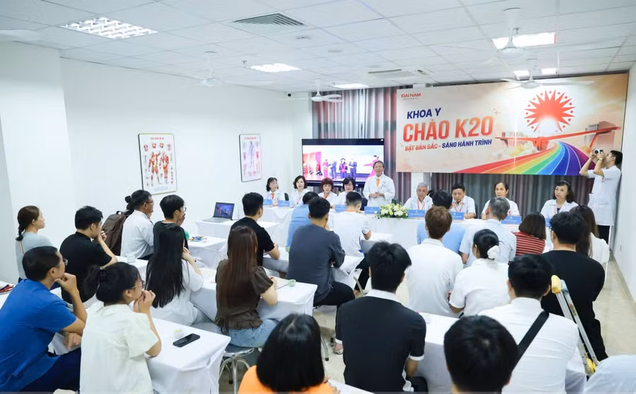 Tân sinh viên trong ngày nhập học được gặp giảng viên, tìm hiểu chương trình đào tạo.