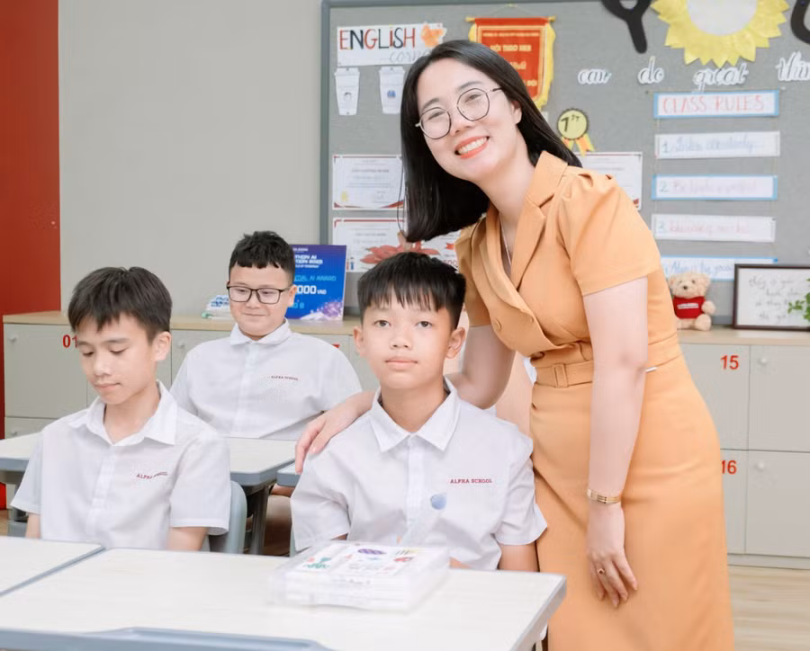 TS. Trần Thị Hoàng Anh và học trò.