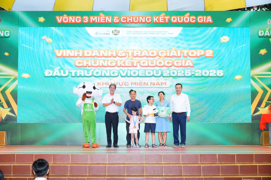 btc-trao-giai-2-toan-quoc-cho-thi-sinh-tai-diem-thi-thanh-pho-hcm.jpg