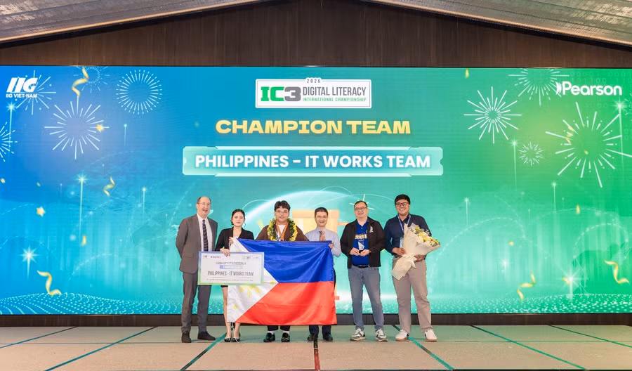 Đại diện Bộ GD&ĐT và Tập đoàn Pearson - Certiport trao giải Nhất toàn đoàn cho đội tuyển Philippines.