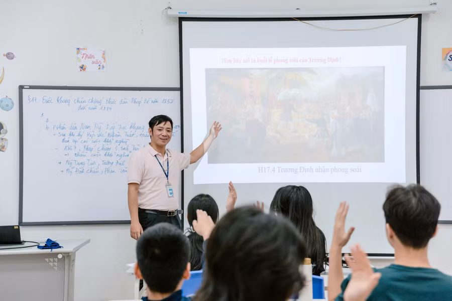 TS Phạm Văn Giềng trong giờ dạy học có ứng dụng công nghệ thông tin.