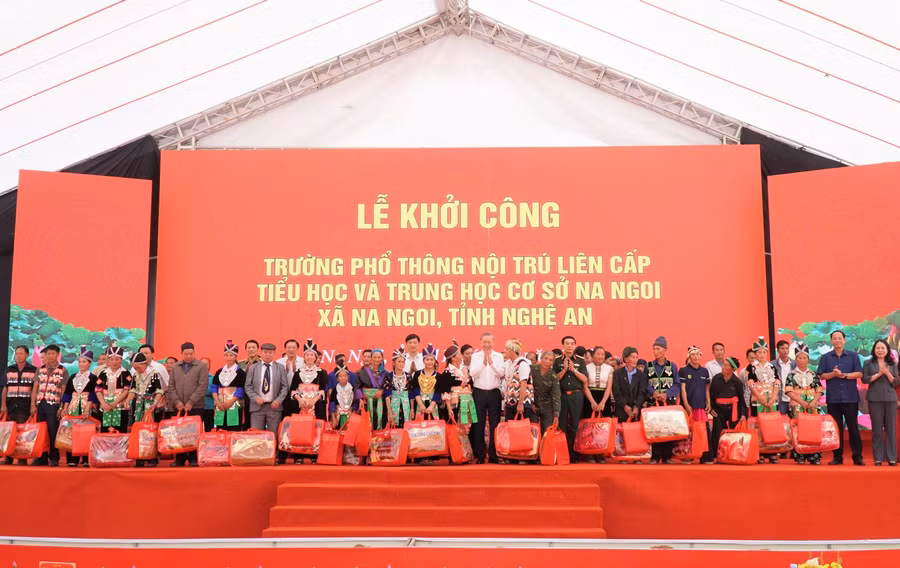 Tổng Bí thư Tô Lâm trao quà cho 50 hộ dân xã Na Ngoi tại lễ khởi công Trường Phổ thông nội trú liên cấp Tiểu học và THCS xã Na Ngoi, Nghệ An.
