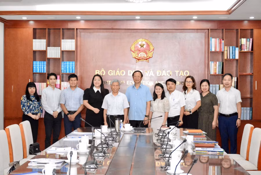tt-thuong-lam-viec-voi-thpt-tri-duc.jpg