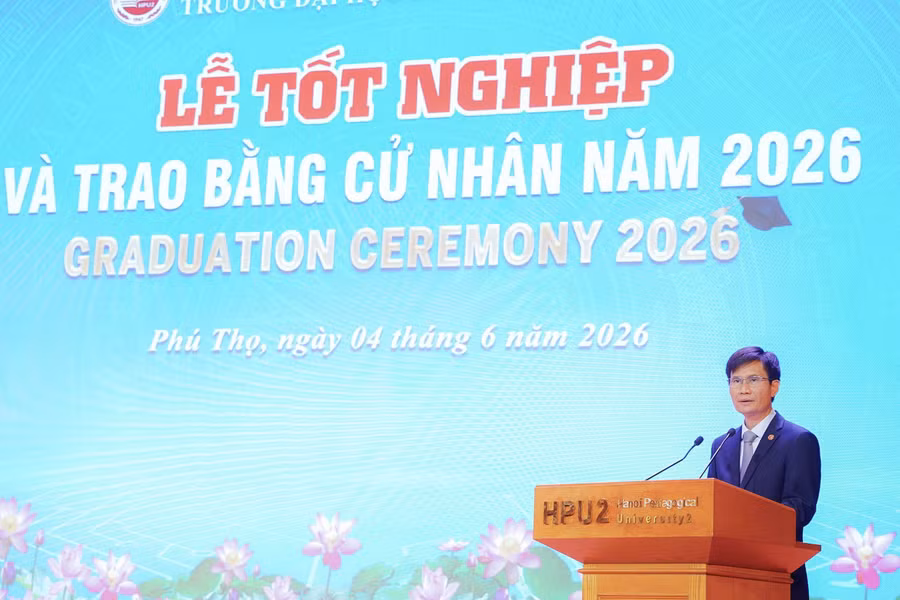 PGS.TS Nguyễn Quang Huy - Hiệu trưởng Trường ĐHSP Hà Nội 2 phát biểu tại buổi lê.