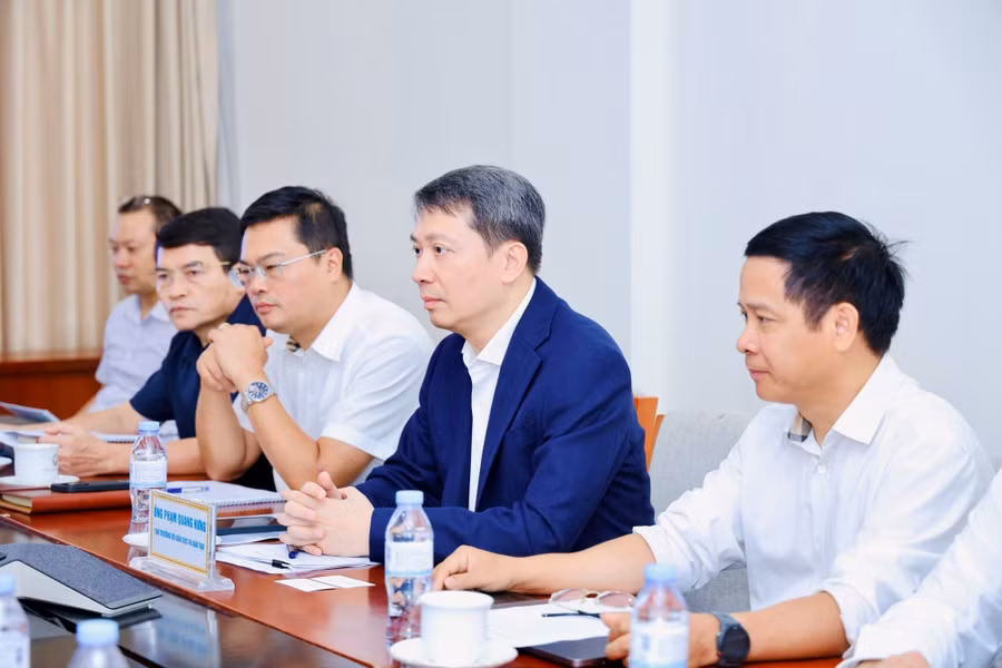 Thứ trưởng Phạm Quang Hưng và đại diện một số đơn vị thuộc Bộ tại buổi làm việc.