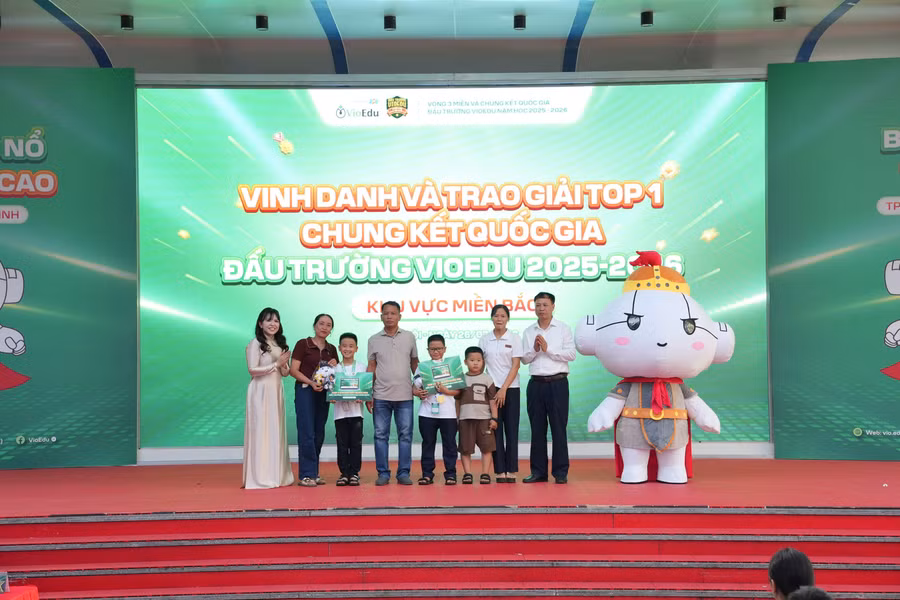Các thí sinh đạt top 1 toàn quốc được vinh danh tại miền Bắc.