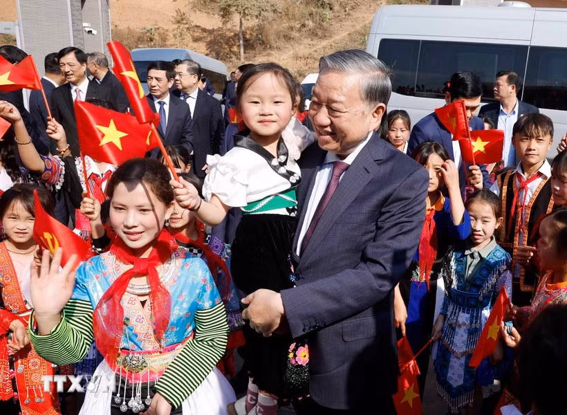 Tổng Bí thư, Chủ tịch nước Tô Lâm và các học sinh Trường Phổ thông nội trú liên cấp Tiểu học và THCS Si Pa Phìn (Ảnh: Thống Nhất/TTXVN).
