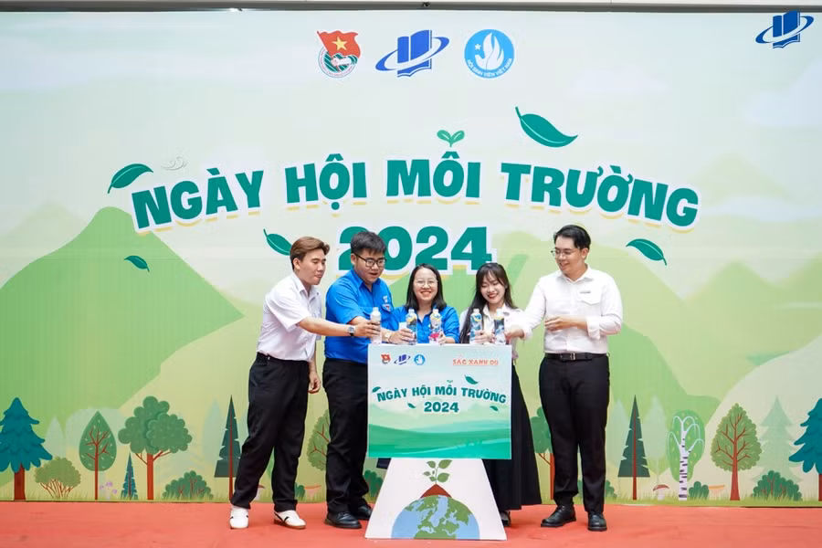 Sinh viên Trường Đại học Mở Thành phố Hồ Chí Minh hưởng ứng ngày môi trường thế giới.