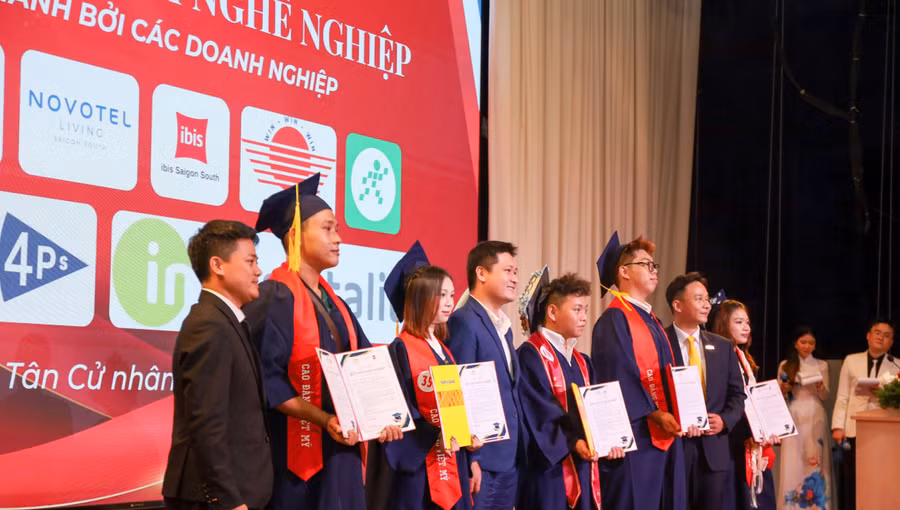 Đại diện doanh nghiệp trao thư mời làm việc cho sinh viên ngay lễ tốt nghiệp.