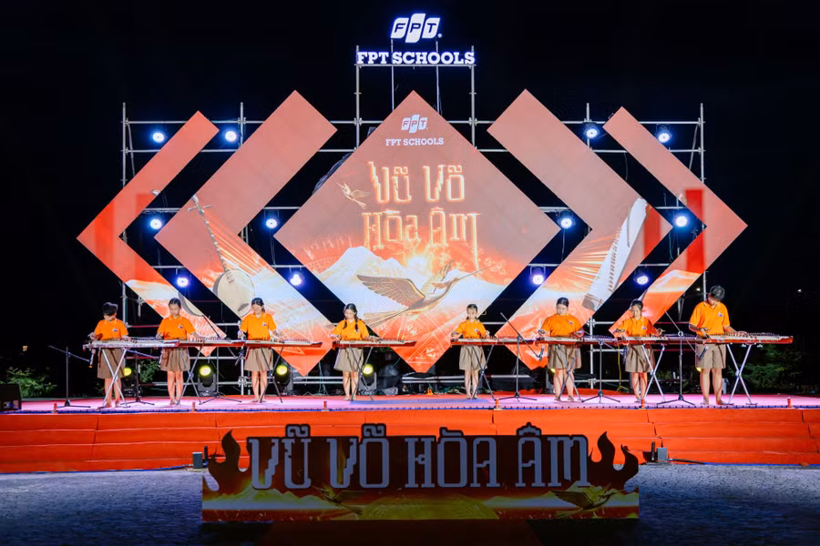 anh-1-hoc-sinh-bieu-dien-dan-tranh-trong-khuon-kho-cuoc-thi-vu-vo-hoa-am.jpg
