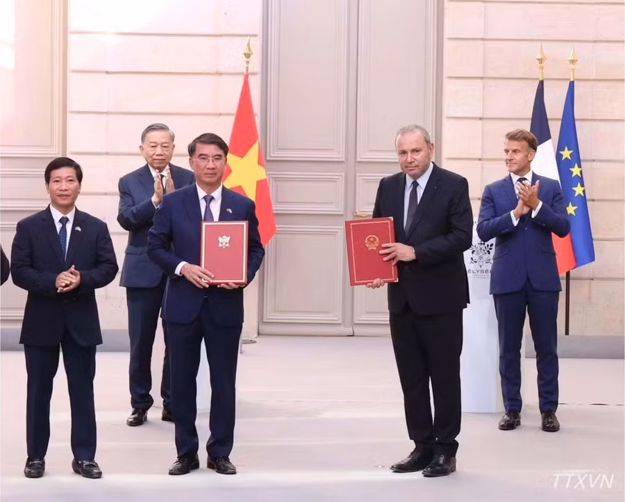 Bản ghi nhớ hợp tác được trao trước sự chứng kiến của Tổng Bí thư, Chủ tịch nước Tô Lâm và Tổng thống Pháp Emmanuel Macron, tại Điện Élysée, Thủ đô Paris. Ảnh: Thống Nhất – TTXVN