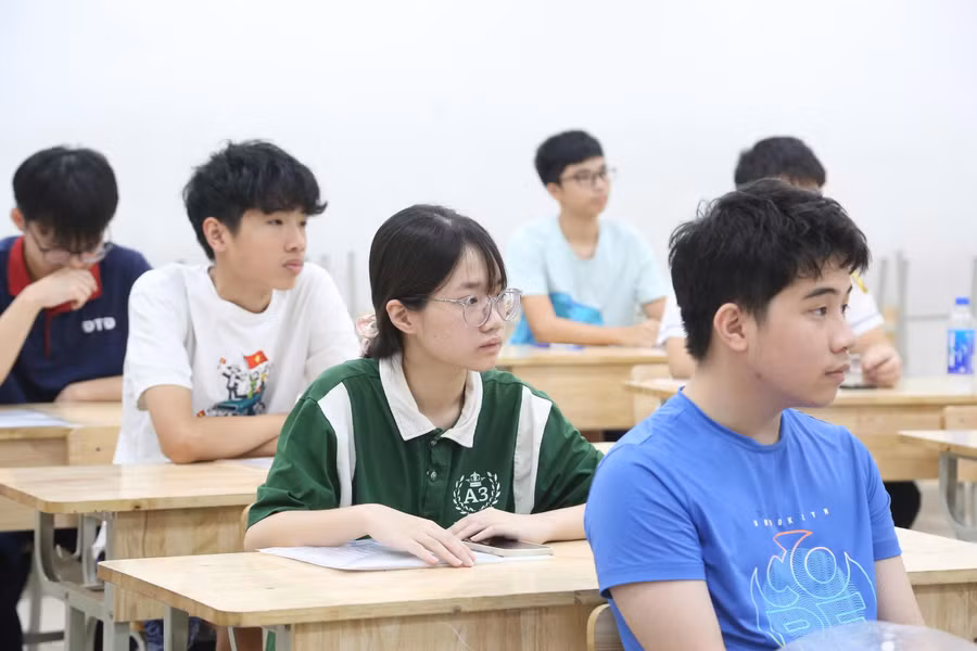 Học sinh Hà Nội trước giờ thi môn Ngữ văn. Ảnh: Đăng Chung.