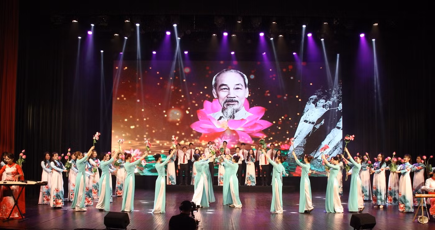 Nhạc phẩm "Hồ Chí Minh đẹp nhất tên Người" do Công đoàn Trường Đại học Sư phạm Hà Nội biểu diễn.