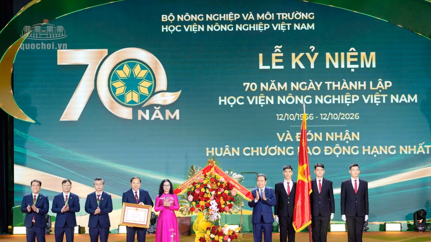 Chủ tịch Quốc hội Trần Thanh Mẫn trao Huân chương Lao động hạng Nhất tặng Học viện Nông nghiệp Việt Nam