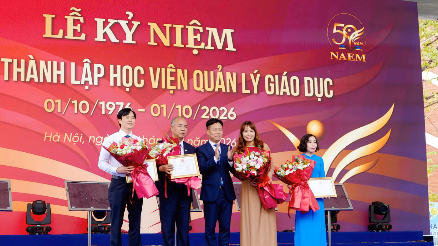 Thứ trưởng Lê Quân vinh danh các cán bộ, giảng viên Học viện Quản lý giáo dục.