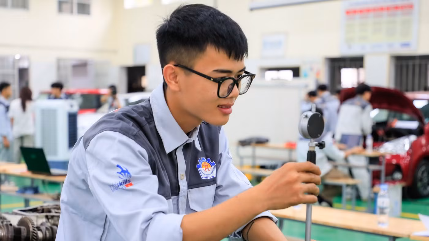 Sinh viên Trường Cao đẳng nghề Công nghiệp Hà Nội trực tiếp thực hành trên thiết bị, máy móc.