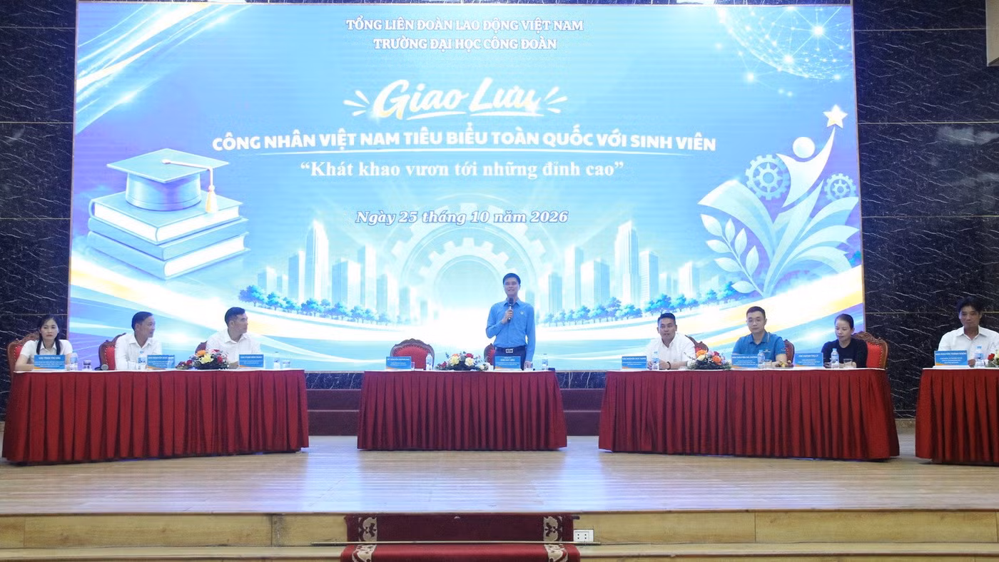 Ông Ngọ Duy Hiểu và 10 gương mặt công nhân tiêu biểu toàn quốc năm 2026 tại chương trình giao lưu.