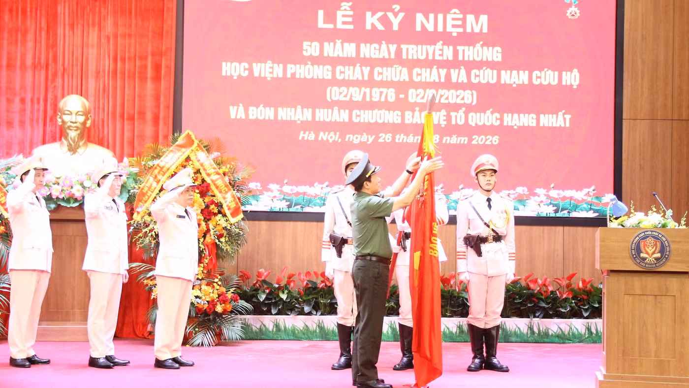 Đại tướng Lương Tam Quang - Bộ trưởng Bộ Công an trao Huân chương Bảo vệ Tổ quốc hạng Nhất cho Học viện Phòng cháy chữa cháy và Cứu nạn cứu hộ.