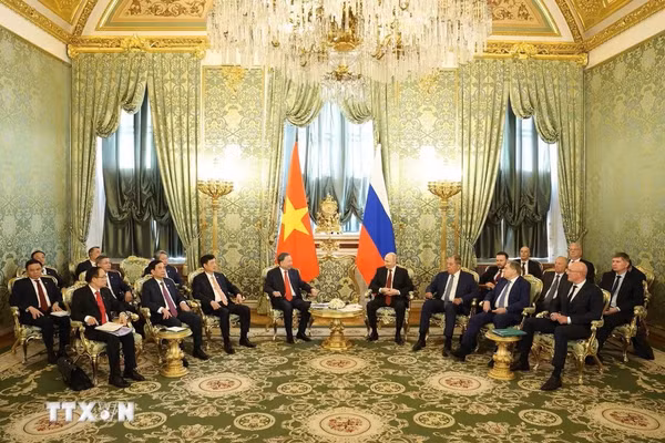 Tổng Bí thư, Chủ tịch nước Tô Lâm gặp hẹp Tổng thống Liên bang Nga Vladimir Putin. Ảnh: Thống Nhất/TTXVN