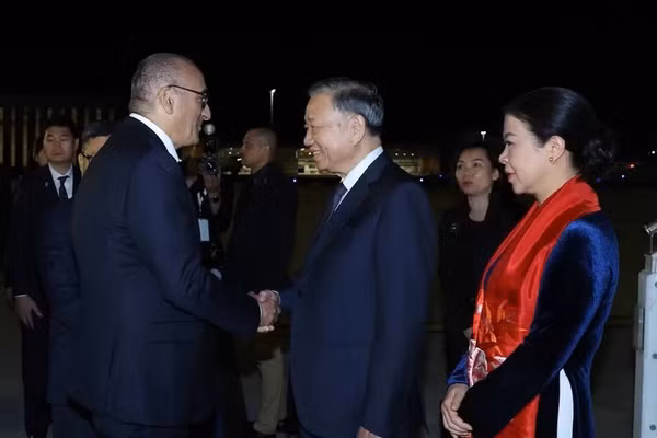 Đại biểu Pháp đón Tổng Bí thư, Chủ tịch nước Tô Lâm và Phu nhân tại sân bay Orly, Paris. Ảnh: Thống Nhất/TTXVN 