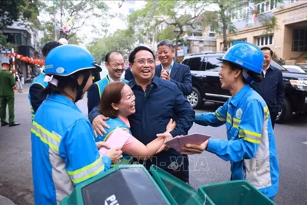 Thủ tướng Phạm Minh Chính thăm, chúc Tết công nhân vệ sinh môi trường tại Hà Nội