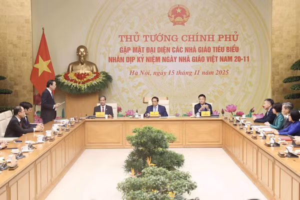 Thủ tướng Phạm Minh Chính gặp mặt 60 nhà giáo, cán bộ quản lý giáo dục tiêu biểu.