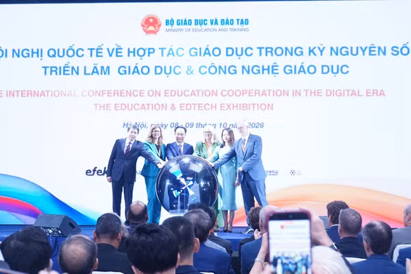 Bộ trưởng Hoàng Minh Sơn và các đại biểu thực hiện nghi thức khai mạc Triển lãm